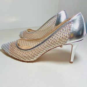 Badgley Mischka Jewel Pumps, Silver Patent Sz 8.5  EUC